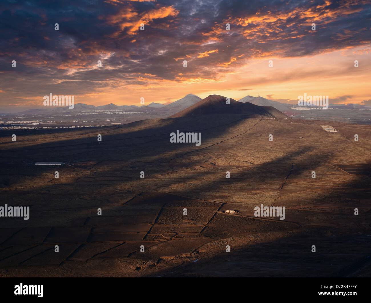 Paesaggio vulcanico con cielo artificiale all'alba Foto Stock