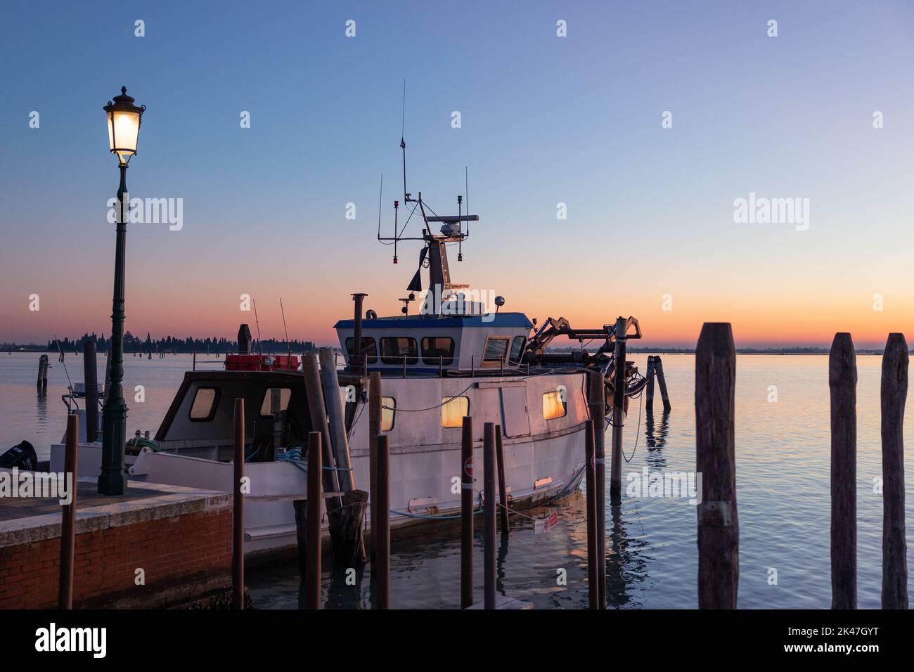 Bellissima cornice del tramonto dall'isola di Burano. Venezia, Veneto, Italia. Foto Stock