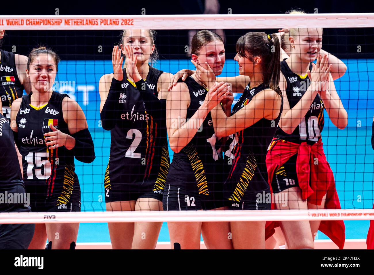 Arnhem, Paesi Bassi. 30th Set, 2022. ARNHEM, PAESI BASSI - SETTEMBRE 30: Jutta Van De Vyver del Belgio Elise Van SAS del Belgio, Charlotte Krenicky del Belgio, Anna Koulberg del Belgio, Pauline Martin del Belgio, Festeggiando durante il Pool Una partita di fase 1 tra Paesi Bassi e Belgio il giorno 8 del Campionato Mondiale FIVB Volleyball Womens 2022 al Gelredome il 30 settembre 2022 ad Arnhem, Paesi Bassi (Foto di Peter Lous/Orange Pictures) NOCNSF Credit: Orange Pics BV/Alamy Live News Foto Stock