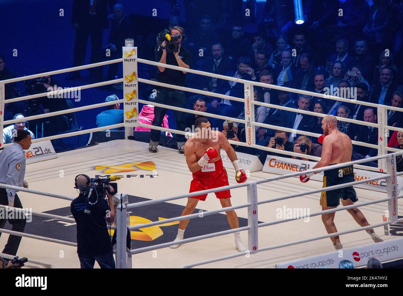 11-28-2015 Dusseldorf, Germania. Danza furia - è più leggero sui suoi piedi rispetto al Klitschko di 40 anni. Nella sala - americano anello annunciatore Michael Foto Stock