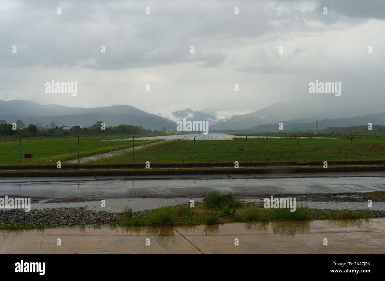 BATUMI, GEORGIA, AJARIA - 05 settembre 2022: Pista d'aria sullo sfondo di montagne, nuvole di tempesta e pioggia. Foto Stock