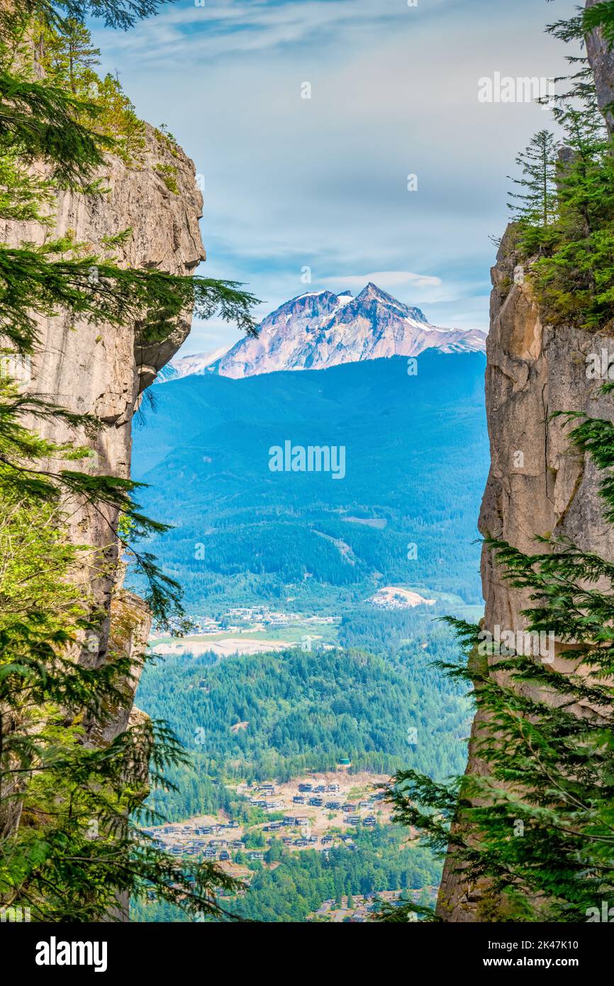 Monte Garibaldi visto dal Gully Nord di Stawamus Chief Mountain a Squamish, British Columbia, Canada Foto Stock