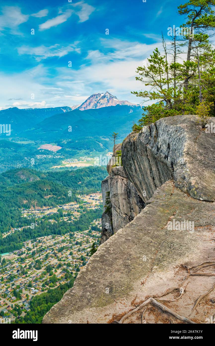 Monte Garibaldi e Squamish come visto dalla Stawamus Chief Mountain nella Columbia Britannica, Canada Foto Stock