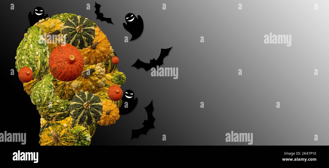 Testa di una persona fatta di zucche decorative e halloween con fantasmi e pipistrelli intorno. Simboli di Halloween. Oscurità circostante. Foto Stock