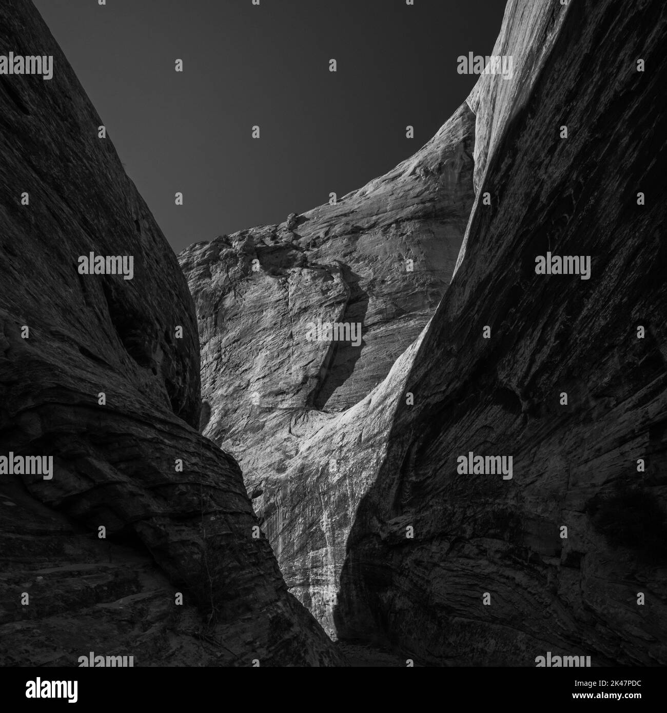 Profonda V delle pareti di slot Canyon nel Grand Wash del Capitol Reef National Park Foto Stock