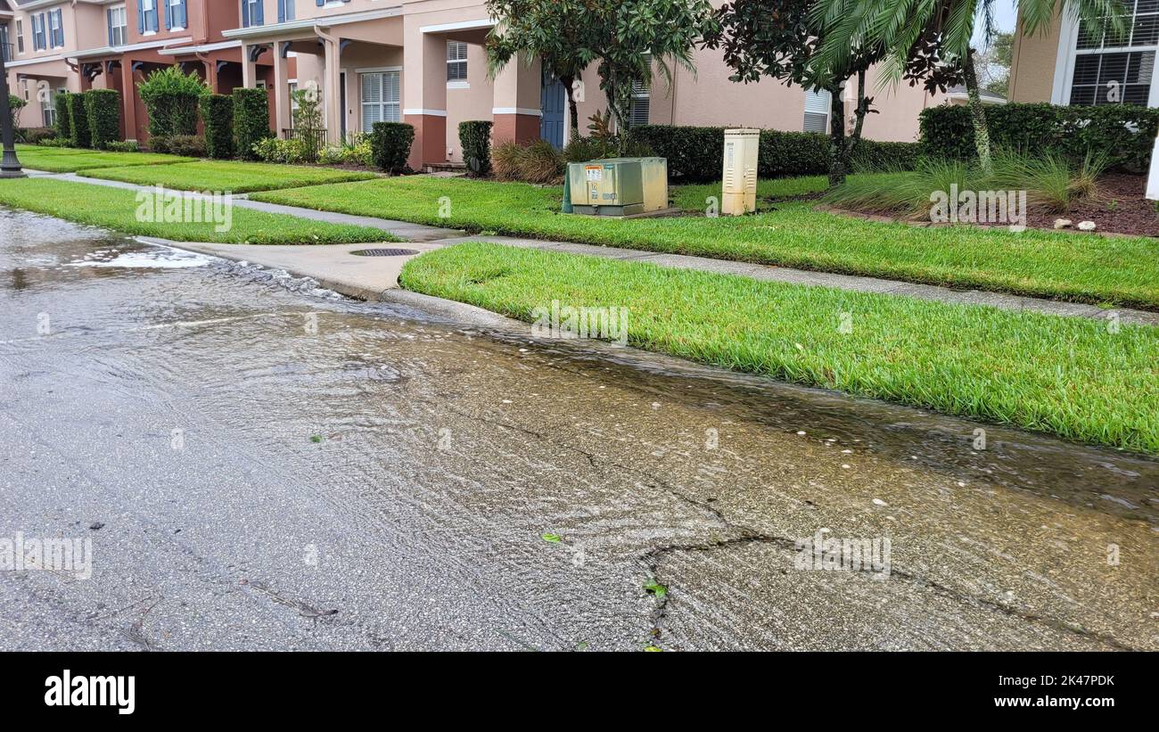 Orlando, 29 2022 settembre - quartiere che allaga attraverso traboccante swale e drenaggio in strada che arriva a neighboorhood Foto Stock