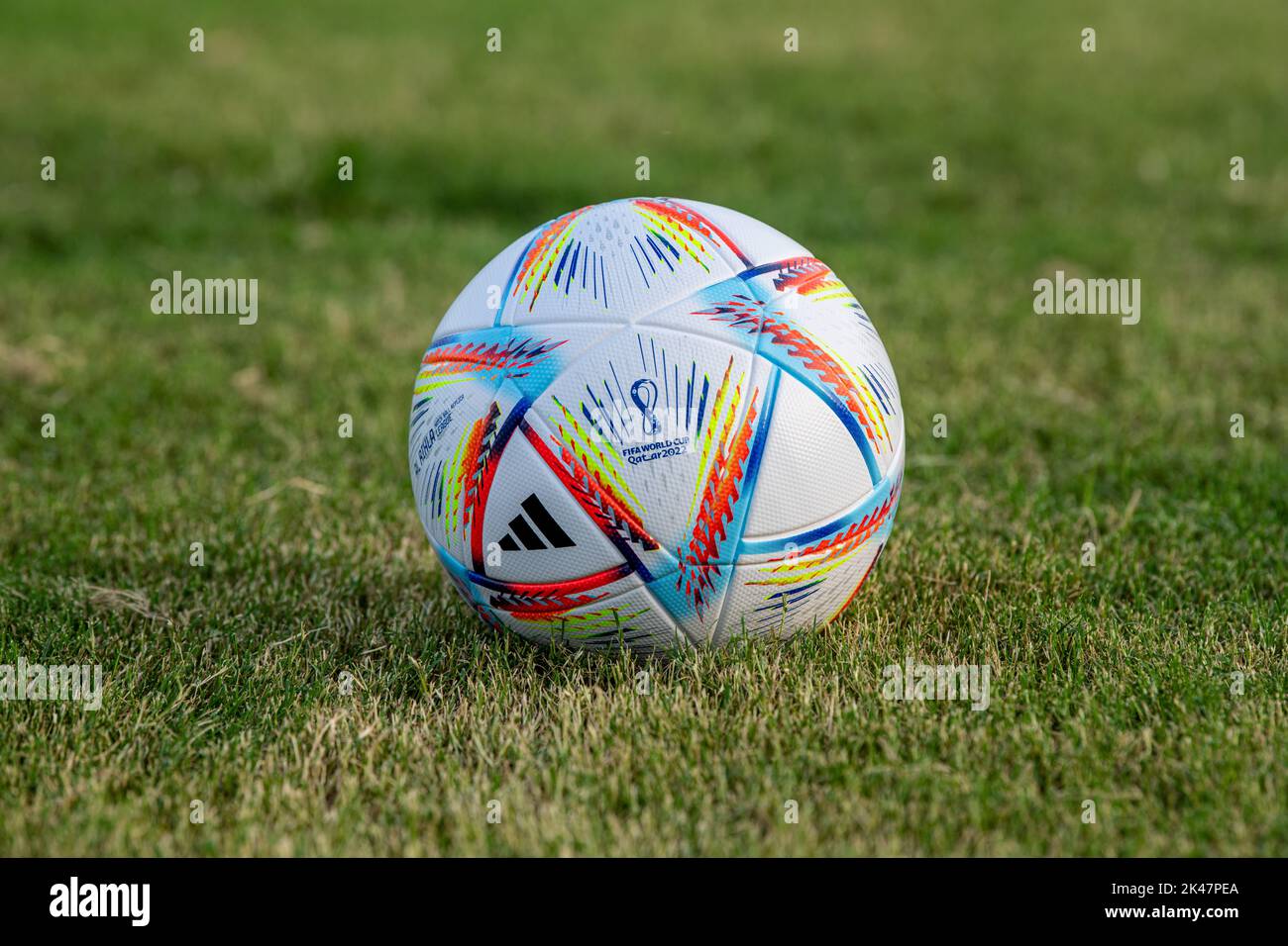 Adidas lancia la palla ufficiale per la Coppa del mondo FIFA Qatar 2022 con il nome 'al RIHLA', che significa 'Journey' in inglese. Primo piano e focus selettivo Foto Stock