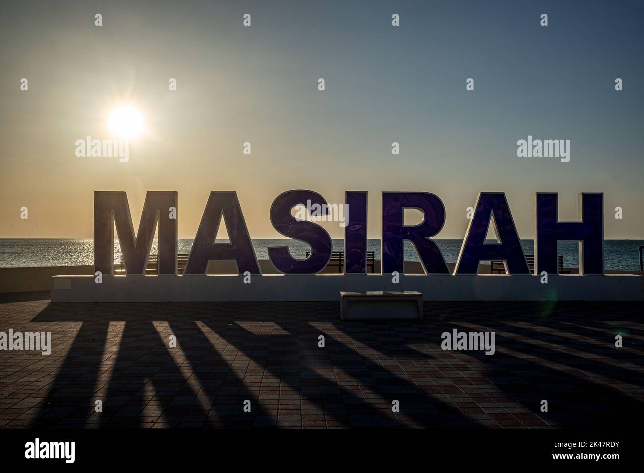 Iscrizione con lettere blu sulla Corniche, Isola di Masirah, Oman Foto Stock