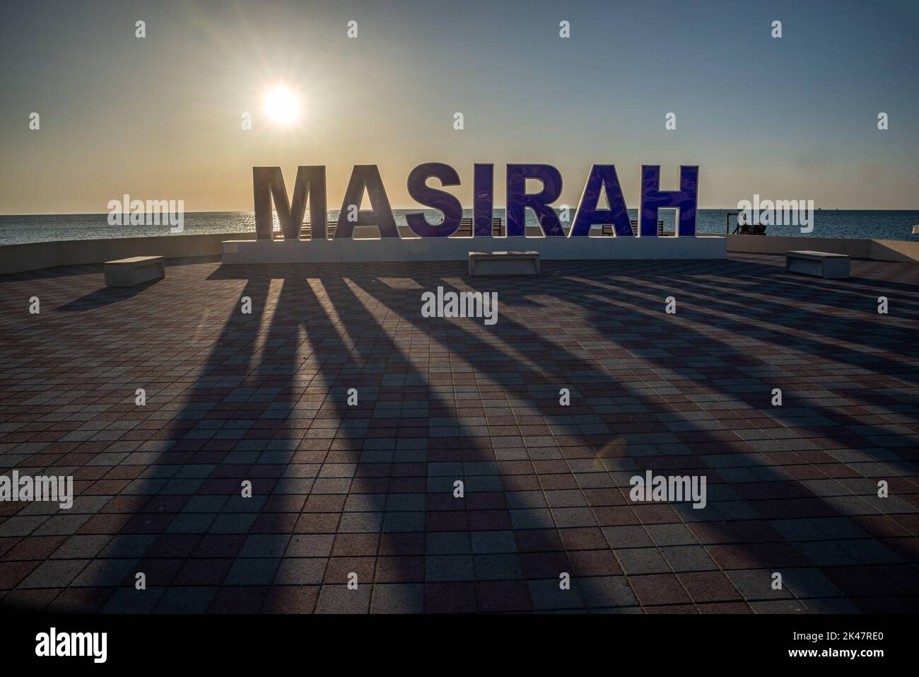 Iscrizione con lettere blu sulla Corniche, Isola di Masirah, Oman Foto Stock