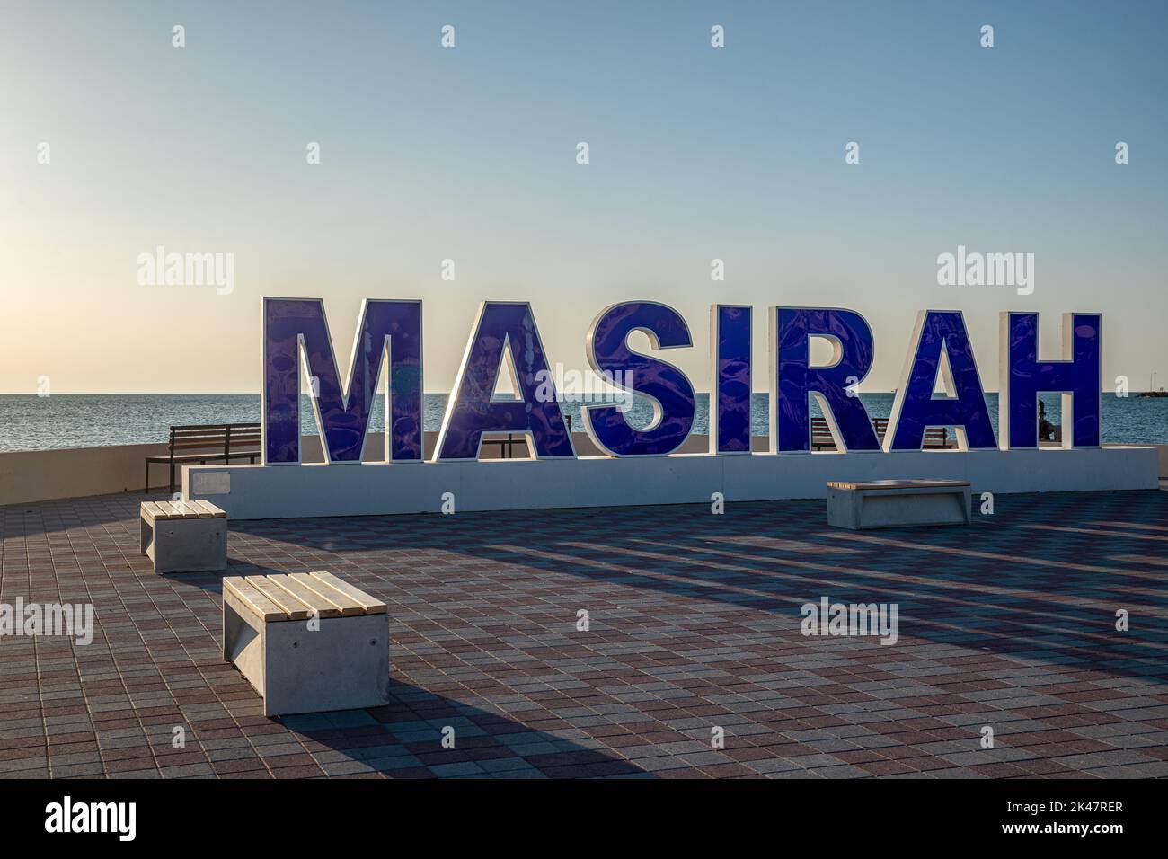 Iscrizione con lettere blu sulla Corniche, Isola di Masirah, Oman Foto Stock