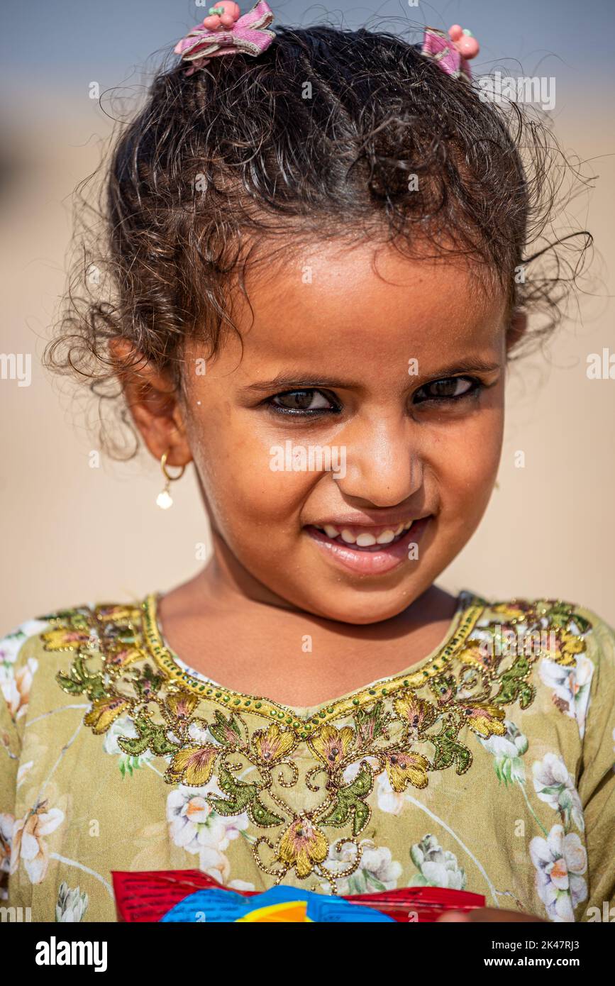 Sorridendo bella ragazza con kajal sui suoi occhi, Bedouin campo, Oman del Sud Foto Stock