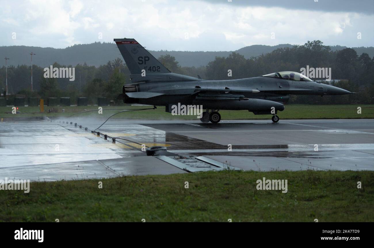 Un F-16 Fighting Falcon Aircraft, assegnato alla base aerea di Spangdahlem, Germania, esegue un test del Kit-12 di arresto barriera presso la base aerea di Ramstein, Germania, 29 settembre 2022. Il BAK-12 decelera l'aeromobile sulla pista, garantendo che il pilota e l'aeromobile atterrino in sicurezza se non sono in grado di farlo. (STATI UNITI Air Force photo di Airman 1st Class JORDAN Lazaro ) Foto Stock