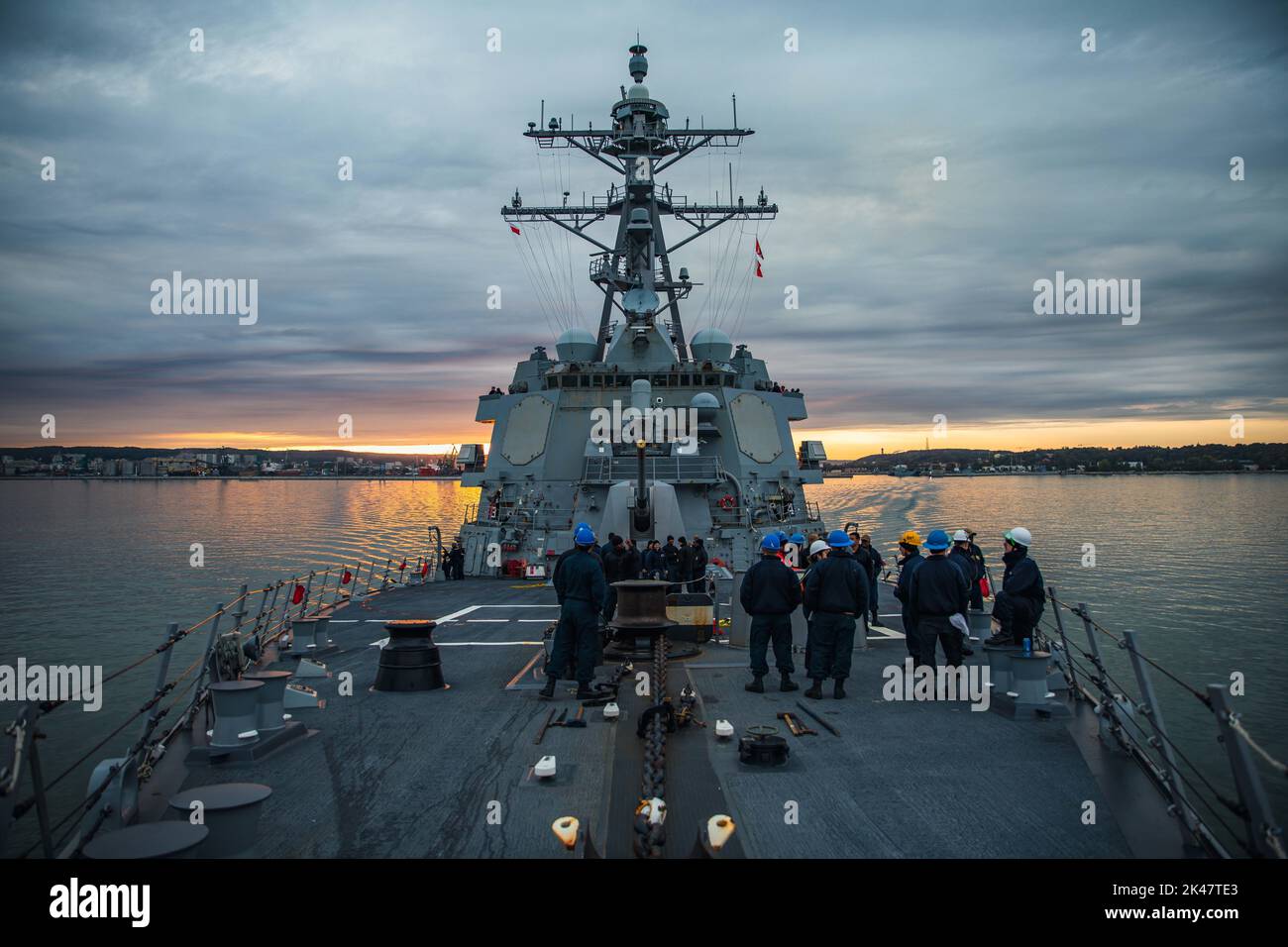 220926-N-GF955-1254 GDYNIA, Polonia (dal 26, 2022) il cacciatorpediniere missilistico guidato di classe Arleigh Burke USS Paul Ignatius (DDG 117) parte da Gdynia, Polonia, dopo una visita al porto programmata, il 26 settembre 2022. Paul Ignatius, schierato in futuro a Rota, Spagna, è in un schieramento programmato nell'area delle operazioni delle forze Navali USA in Europa, impiegato dalla U.S. Sesta flotta, per difendere gli interessi degli Stati Uniti, alleati e partner. (STATI UNITI Foto Navy di Mass Communication Specialist 2nd Class Aaron Lau) Foto Stock