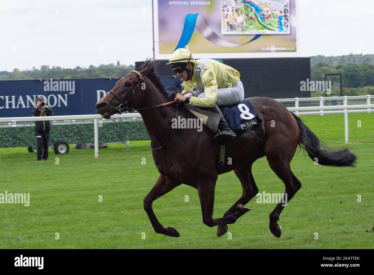 Ascot, Berkshire, Regno Unito. 30th Settembre 2022. Jockey il Sig. Ross Birkett vince il Peroni Nastro Azzurro amateur Jockeys' handicap Stakes on Horse Final Watch all'ippodromo di Ascot il primo giorno del weekend autunnale. Proprietario Sig.ra Denis Haynes. Allenatore William Stone, West Wickham. Allevatore Wretham Stud. Credit: Maureen McLean/Alamy Live News Foto Stock