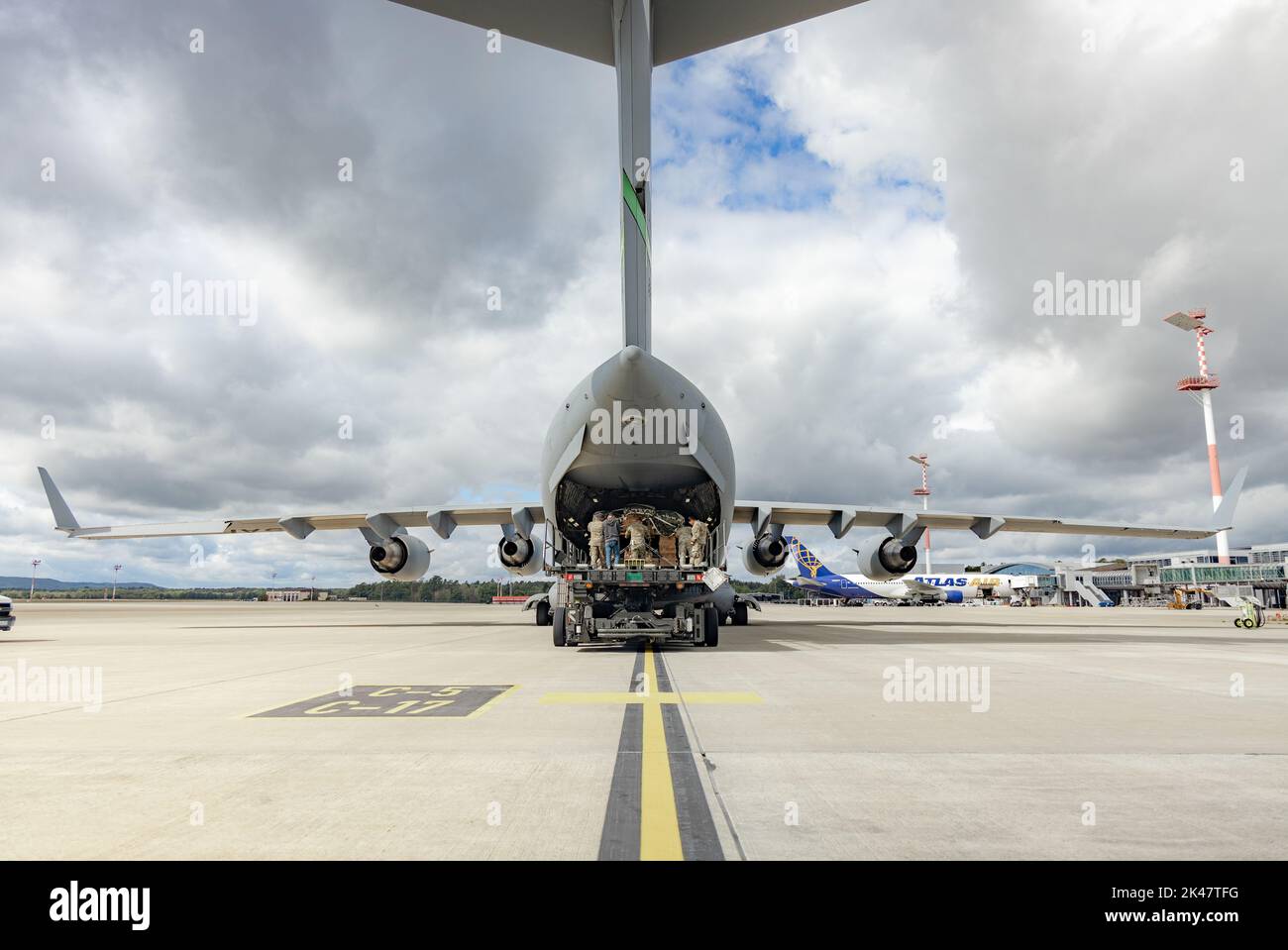 Il carico viene caricato su un C-17 Globemaster III sulla base aerea di Ramstein, Germania, 7 settembre 2022. Il carico ha sostenuto Saber Junction 2022, l'esercizio di rotazione multinazionale della Brigata dell'esercito statunitense 173rd Airborne, progettato per valutare la disponibilità dell'unità ad eseguire operazioni terrestri unificate in un ambiente congiunto e combinato e per promuovere l'interoperabilità con più di 4.500 partecipanti provenienti dagli Stati Uniti e dalle nazioni alleate e partner. (STATI UNITI Foto Air Force di Master Sgt. Aaron Luetzen) Foto Stock