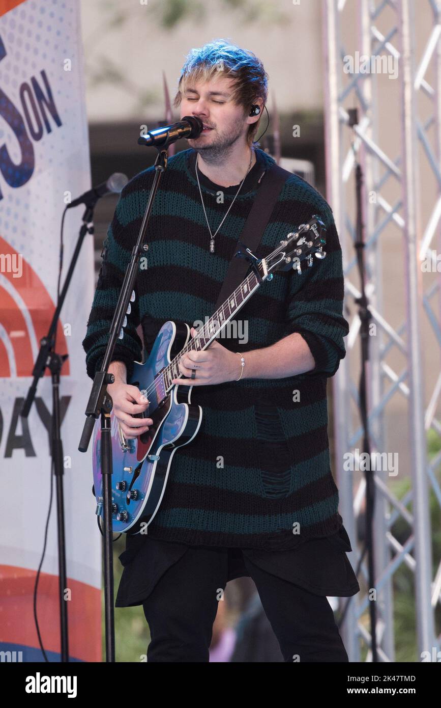 New York, NY, Stati Uniti. 30th Set, 2022. 5 Seconds of Summer, Michael Clifford sul palco per NBC Today Show Concert with 5 Seconds of Summer, Rockefeller Plaza, New York, NY 30 settembre 2022. Credit: Simon Lindenblatt/Everett Collection/Alamy Live News Foto Stock