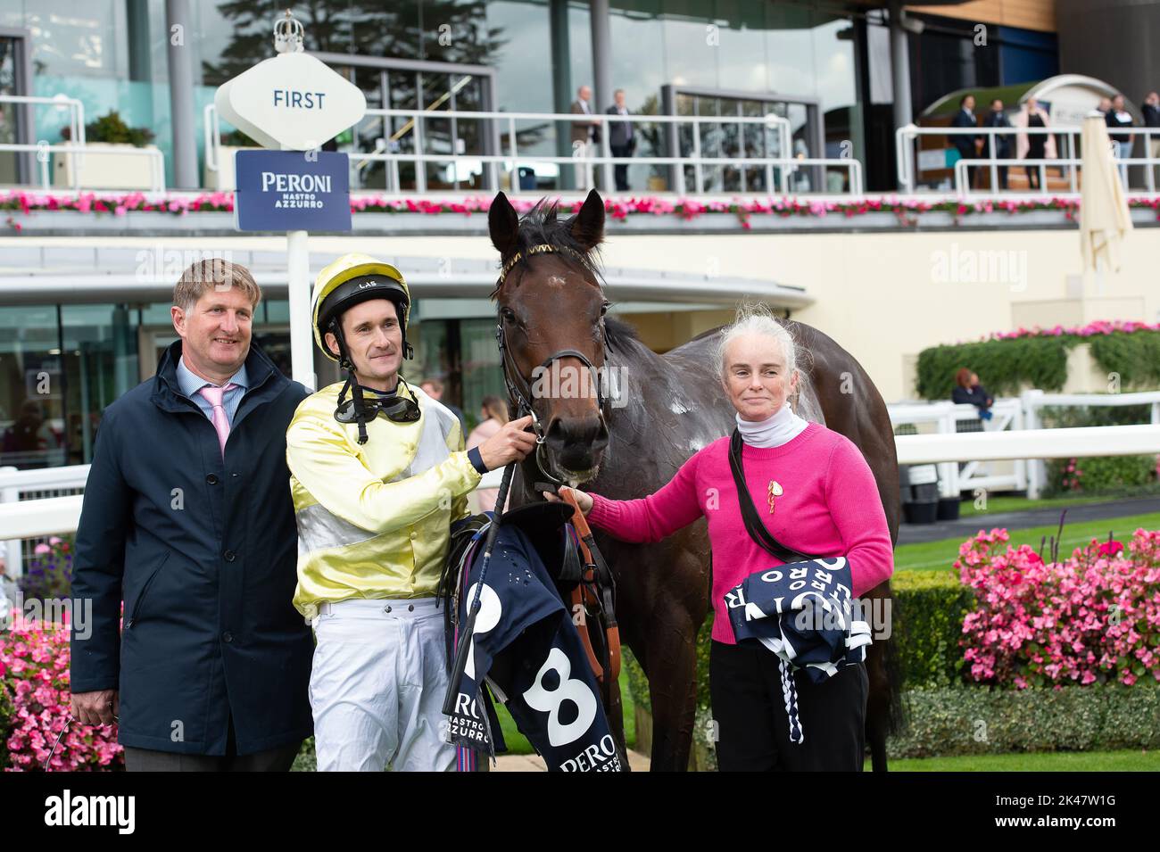 Ascot, Berkshire, Regno Unito. 30th Settembre 2022. Jockey il Sig. Ross Birkett vince il Peroni Nastro Azzurro amateur Jockeys' handicap Stakes on Horse Final Watch all'ippodromo di Ascot il primo giorno del weekend autunnale. Proprietario Sig.ra Denis Haynes. Allenatore William Stone, West Wickham. Allevatore Wretham Stud. Credit: Maureen McLean/Alamy Live News Foto Stock