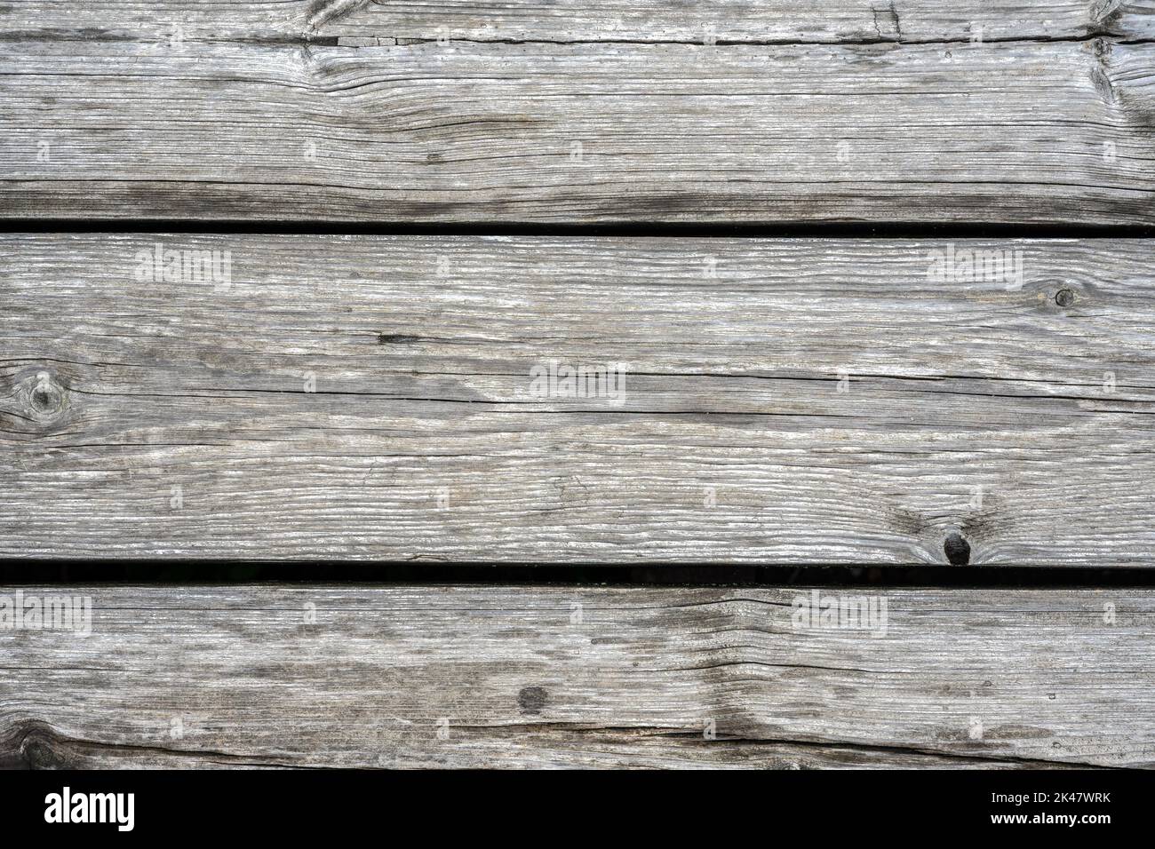 Legno fienile tavole sfondo, vecchio rustico muro di legno primo piano. Legno grezzo intemperiato con crepe, grana e nodi, pannelli a secco vintage grigio per il wallpap Foto Stock