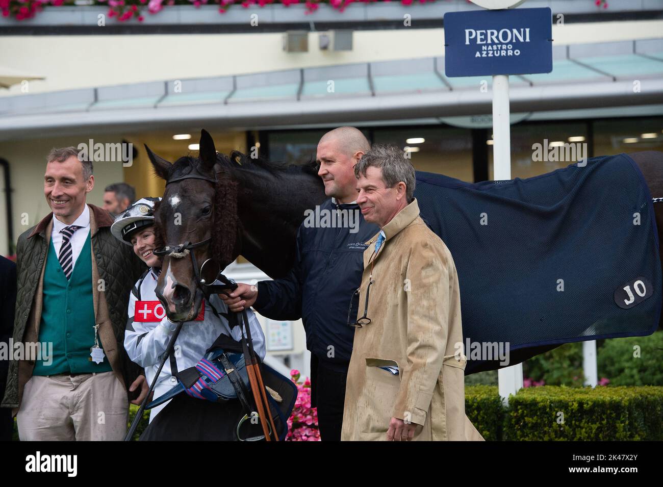 Ascot, Berkshire, Regno Unito. 30th Settembre 2022. Horse Raising Sand guidato da jockey Saffie Osborne vince la Smart Signage Display Solutions handicap classificati Stakes presso Ascot Racecourse. Proprietario Nick Bradley Racing 22 & Partner. Allenatore Jamie Osborne, Lambourn superiore. Allevatore Meon Valley Stud. Borsa sponsor. Credit: Maureen McLean/Alamy Live News Foto Stock