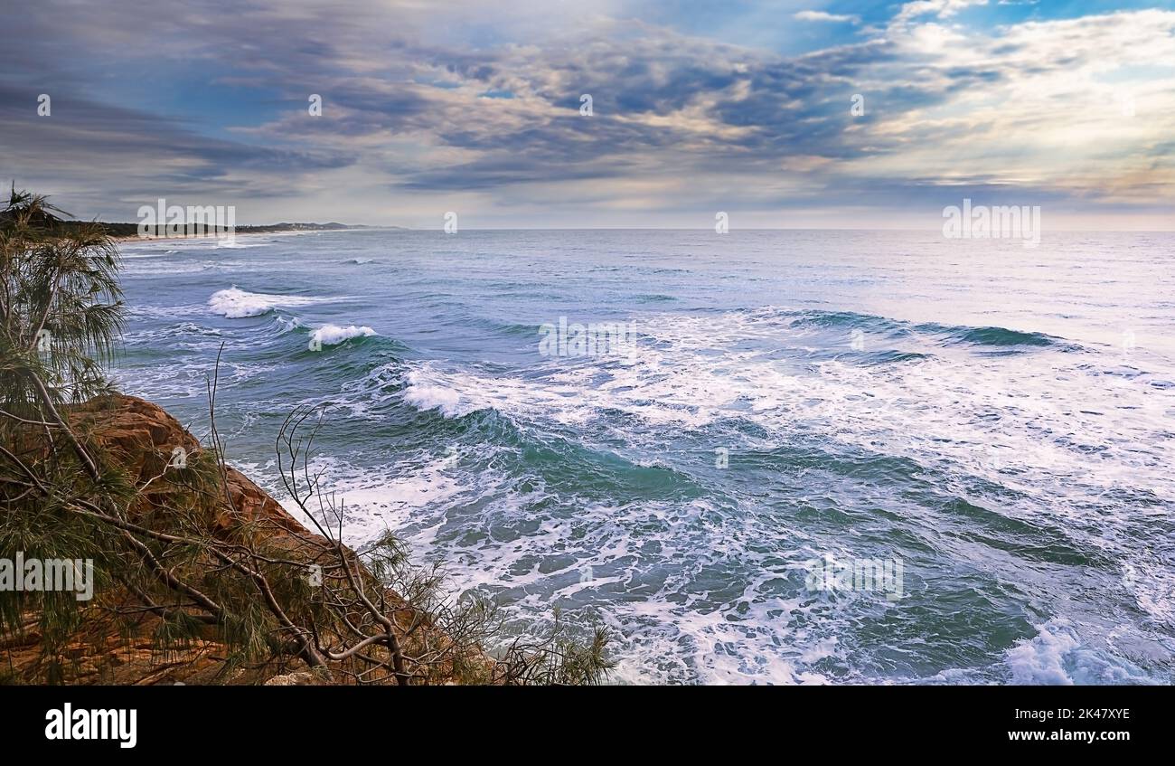Coral Sea, una parte dell'Oceano Pacifico che guarda a nord da Coolum lungo la costa della Sunshine Coast, Queensland. Foto Stock
