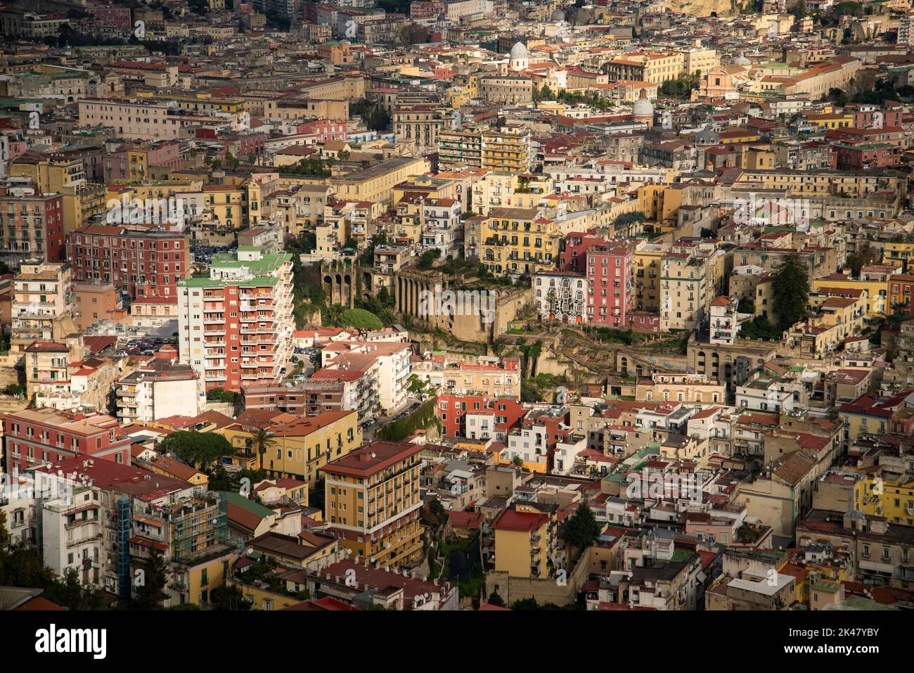 Vista dall'alto dello skyline cittadino durante il giorno che si illumina. Napoli, Italia, dal distretto collinare. Foto Stock