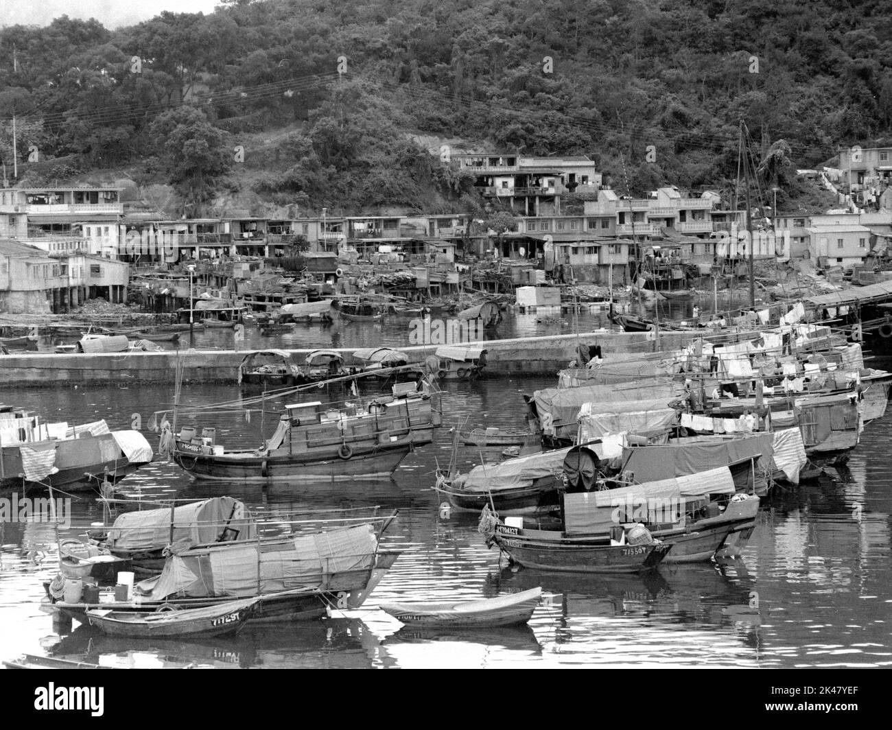 Vista orizzontale in bianco e nero delle barche da pesca ormeggiate a SAAM Mun Jai, Tai po, New Territories, Hong Kong 1984 Foto Stock