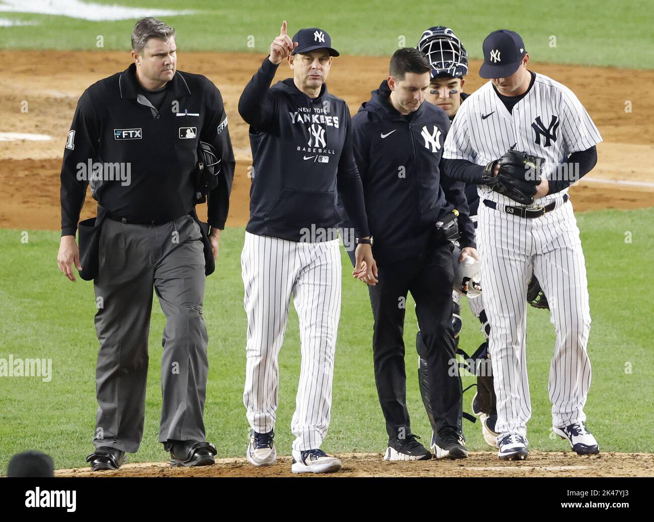 New York City, Stati Uniti. 30th Set, 2022. Aaron Boone, manager di New York Yankees, porta in campo il lanciatore Ron Marinaccio a sostituire Zack Britton con due uomini di base nella quinta edizione contro i Baltimore Orioles allo Yankee Stadium di New York, venerdì 30 settembre 2022. Foto di John Angelillo/UPI Credit: UPI/Alamy Live News Foto Stock