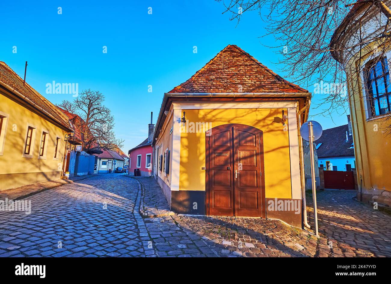 L'alloggiamento colorato sulla via Peter Pal nella città vecchia di Szentendre, Ungheria Foto Stock