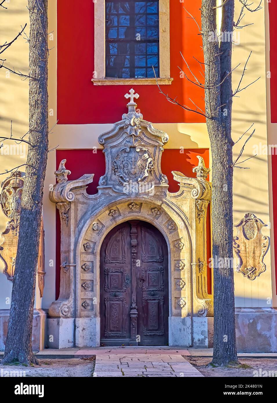 La porta in pietra scolpita della Cattedrale di Belgrado con porta in legno d'epoca, Szentendre, Ungheria Foto Stock