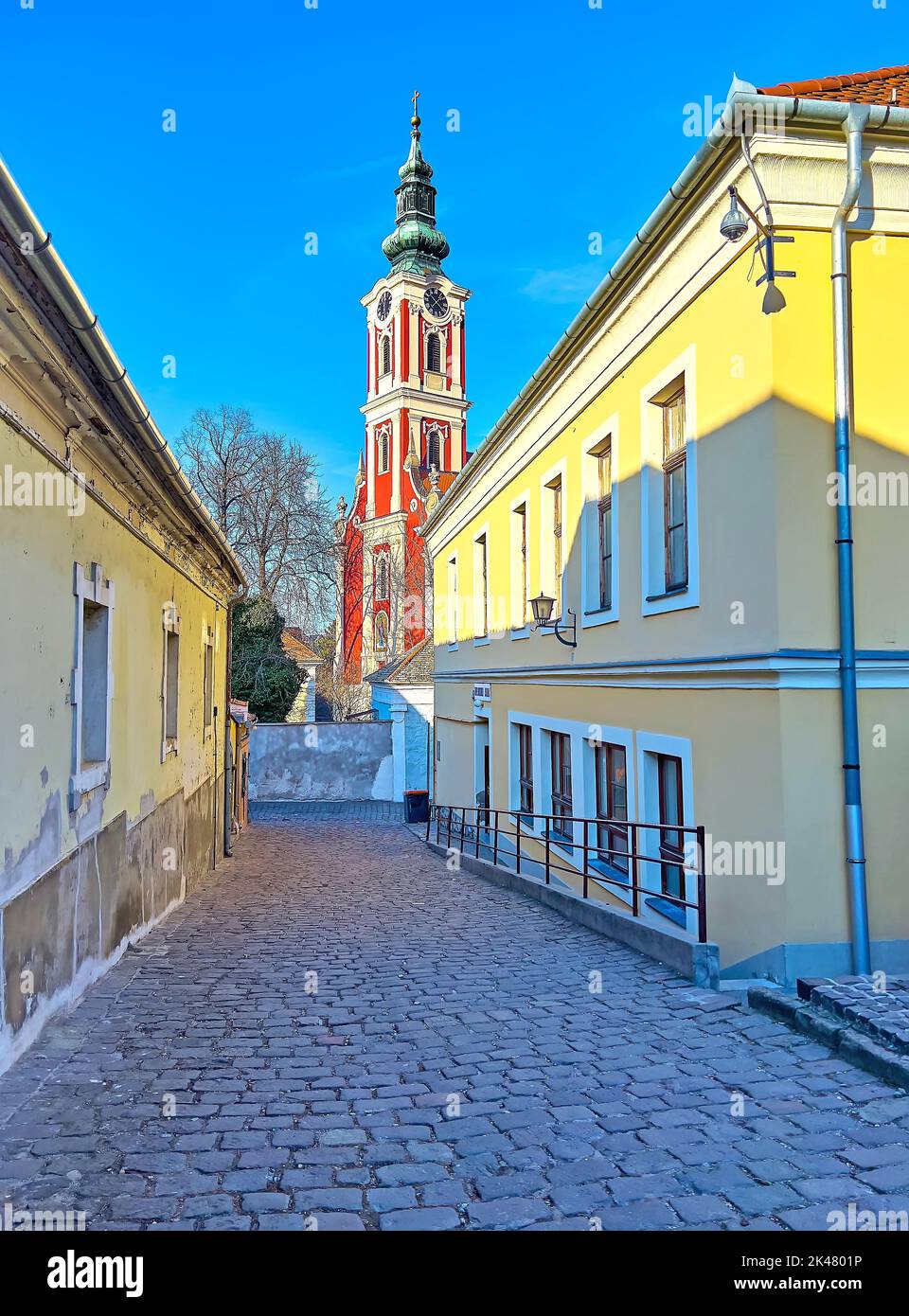 Torre dell'orologio rossa barocca di Belgrado (Saborna) Cattedrale con cupola in bronzo nel centro storico di Szentendre, Ungheria Foto Stock