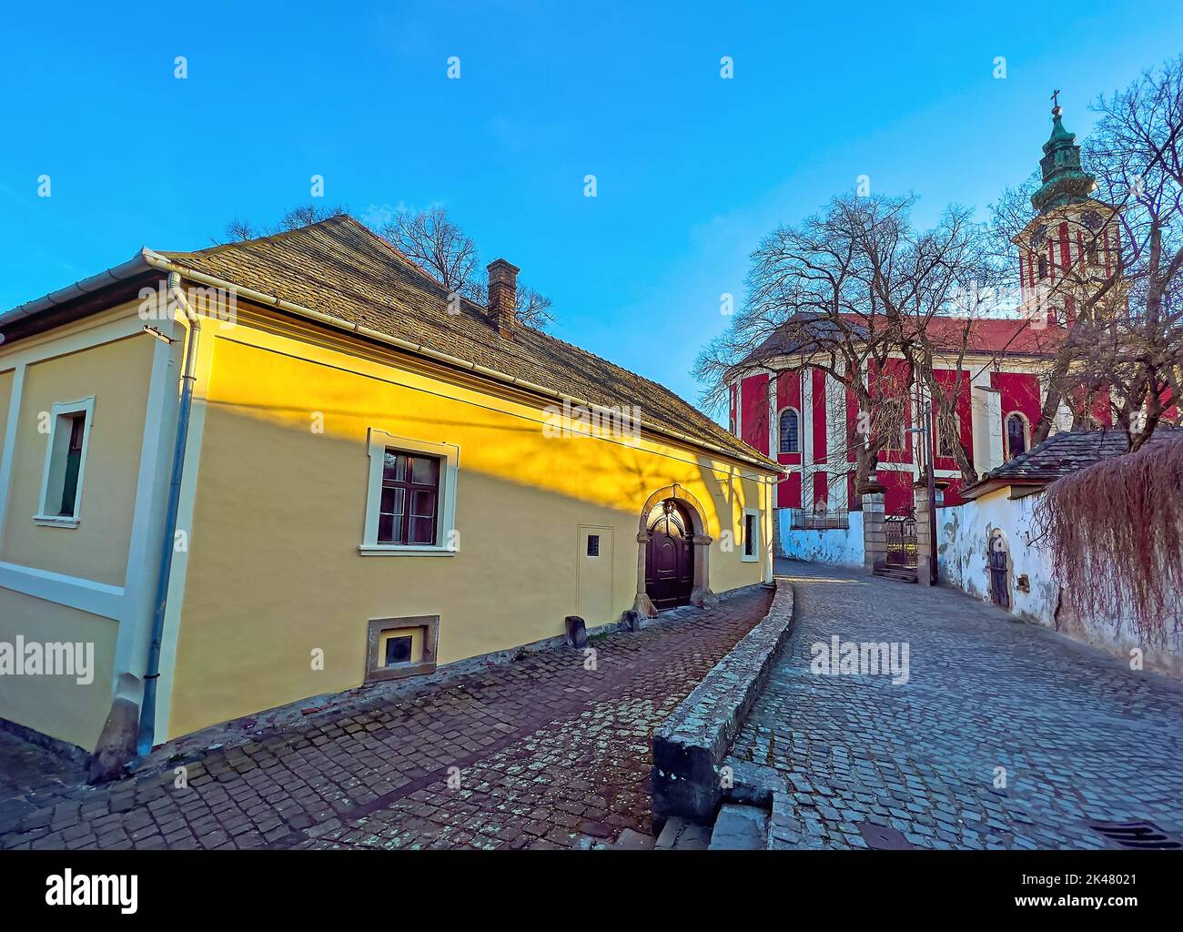 Cattedrale di Belgrado rossa decorata vista dalla stretta via Gozhajo, Szentendre, Ungheria Foto Stock