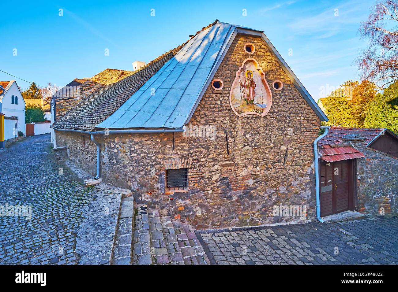 La vecchia casa in pietra con l'affresco d'epoca di San Nicola sul muro, Szentendre, Ungheria Foto Stock