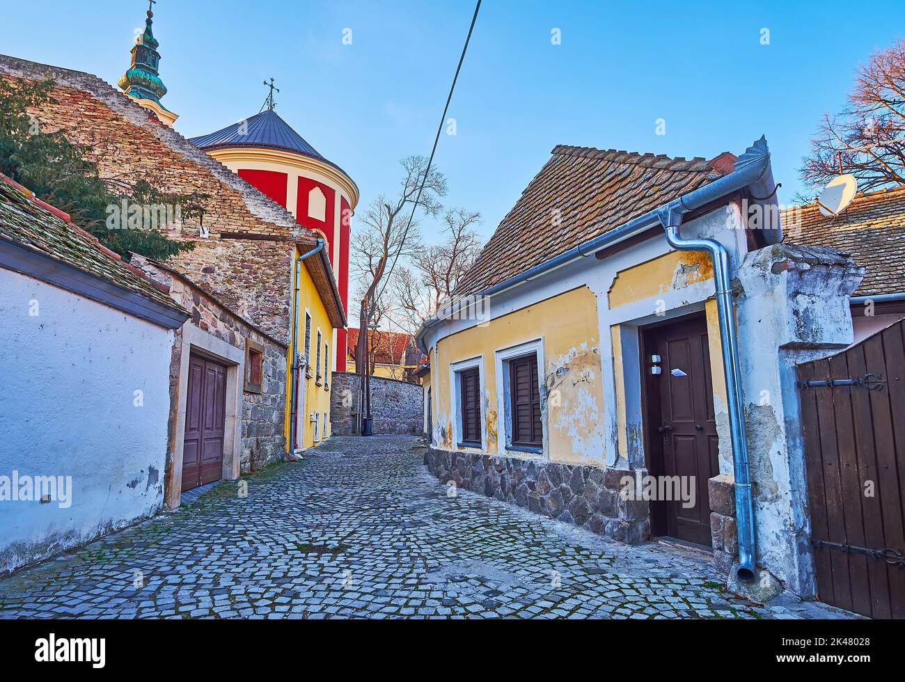 Le vecchie case e l'abside rossa luminosa della chiesa di Belgrado sullo sfondo, Szentendre, Ungheria Foto Stock