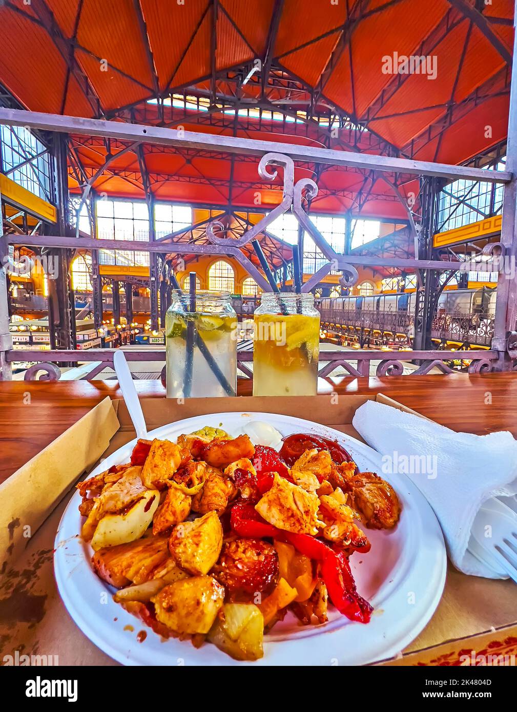 Il pollo alla griglia con verdure e limonata fresca in vasetti di vetro nel caffè del mercato Centrale di Budapest, Ungheria Foto Stock