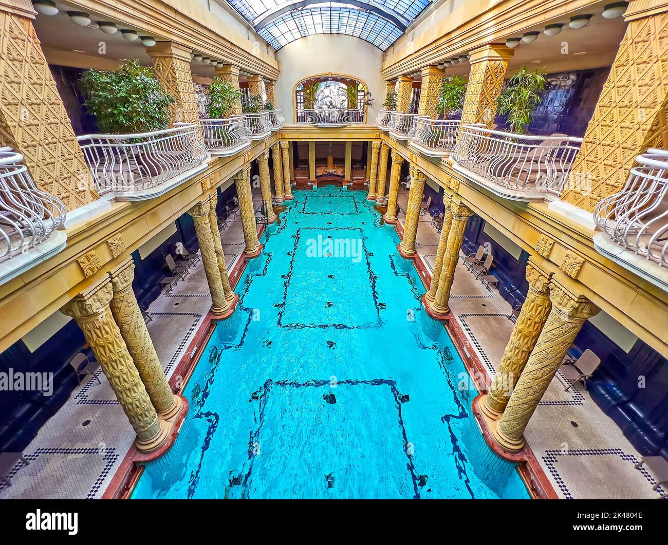 BUDAPEST, UNGHERIA - 24 FEBBRAIO 2022: La Sala delle Terme principali di Gellert Terme con piscina e bella sala storica, il 24 febbraio a Budapest Foto Stock