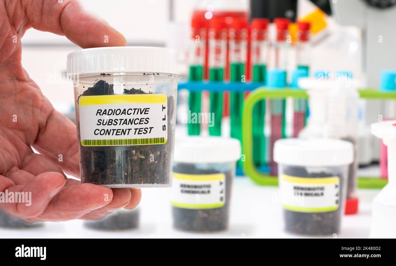Prova del contenuto di sostanze radioattive in un campione di suolo Foto Stock