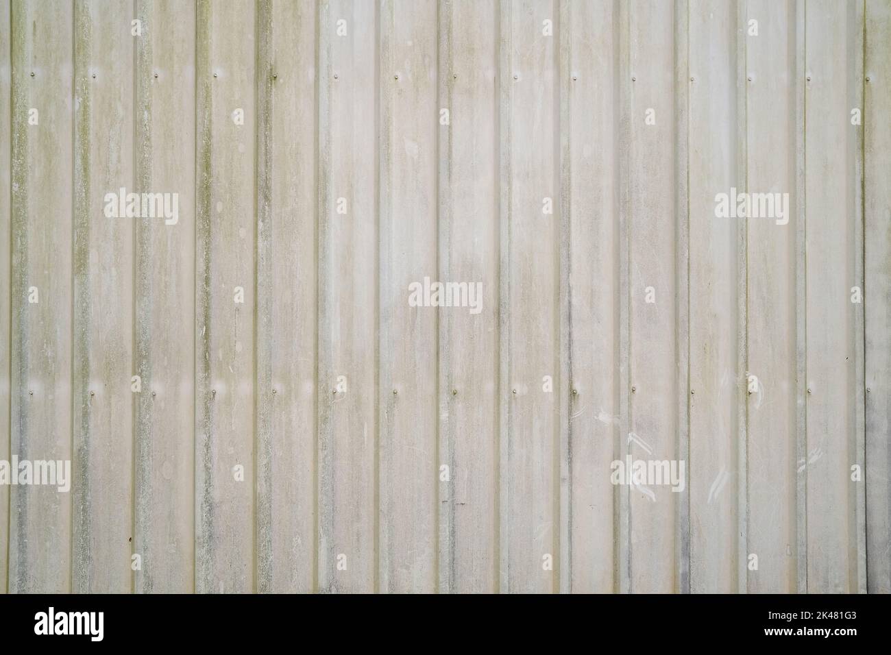 vecchio muro di ferro corrugato sporco recinzione Foto Stock