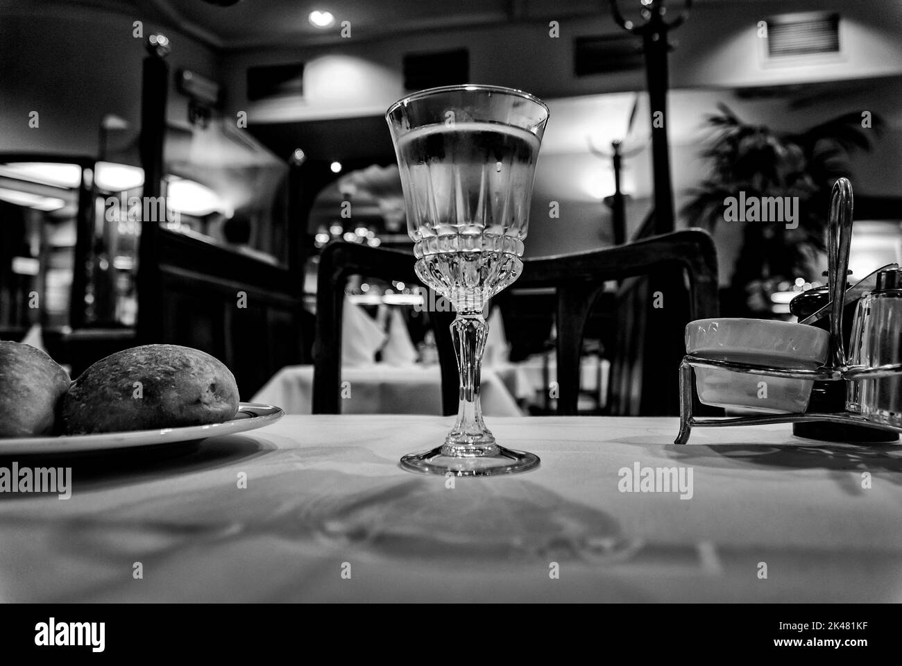 Bicchiere di vino bianco su un tavolo al ristorante Aux Armes de Buxelles di Bruxelles Foto Stock