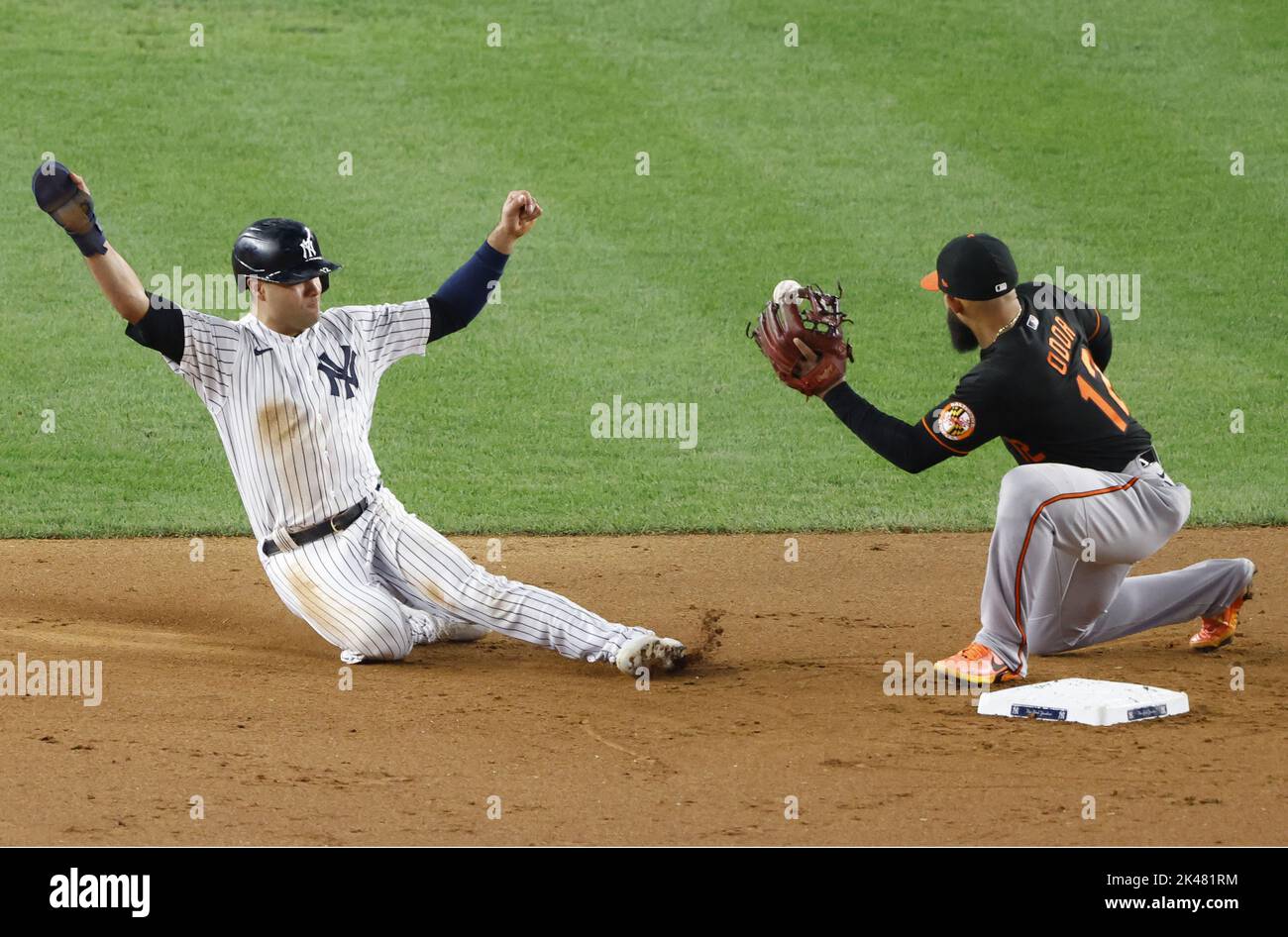 New York City, Stati Uniti. 30th Set, 2022. New York Yankees Isiah Kiner-Falefa ruba secondo sotto il tag da Baltimore Orioles Rougned Odor nell'ottava edizione allo Yankee Stadium di New York City venerdì 30 settembre 2022. Foto di John Angelillo/UPI Credit: UPI/Alamy Live News Foto Stock