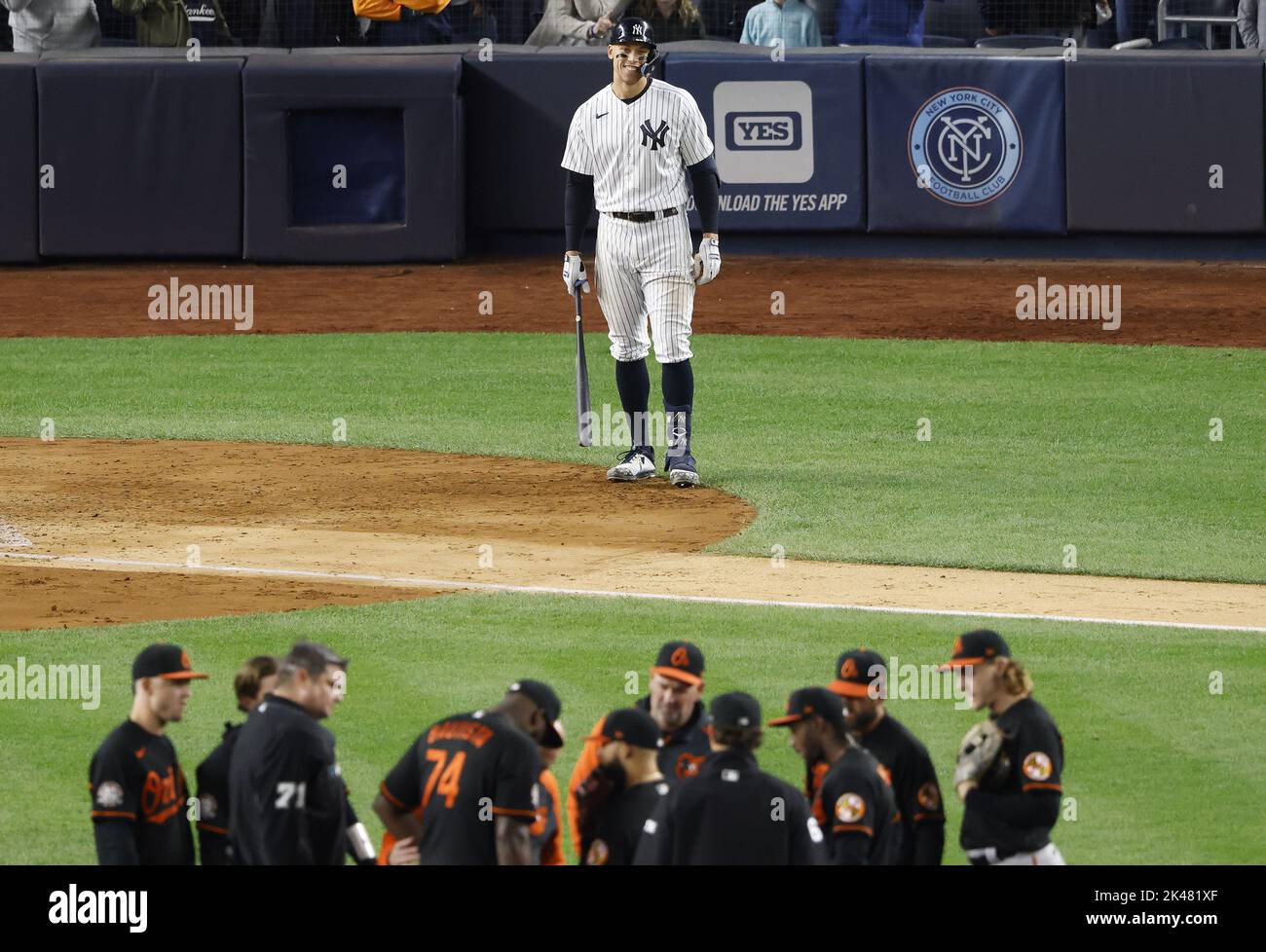 New York City, Stati Uniti. 30th Set, 2022. New York Yankees Aaron Judge aspetta al piatto mentre Brandon Hyde, manager dei Baltimore Orioles, viene a parlare con il lanciatore Felix Bautista nell'ottava edizione dello Yankee Stadium di New York, venerdì 30 settembre 2022. Foto di John Angelillo/UPI Credit: UPI/Alamy Live News Foto Stock