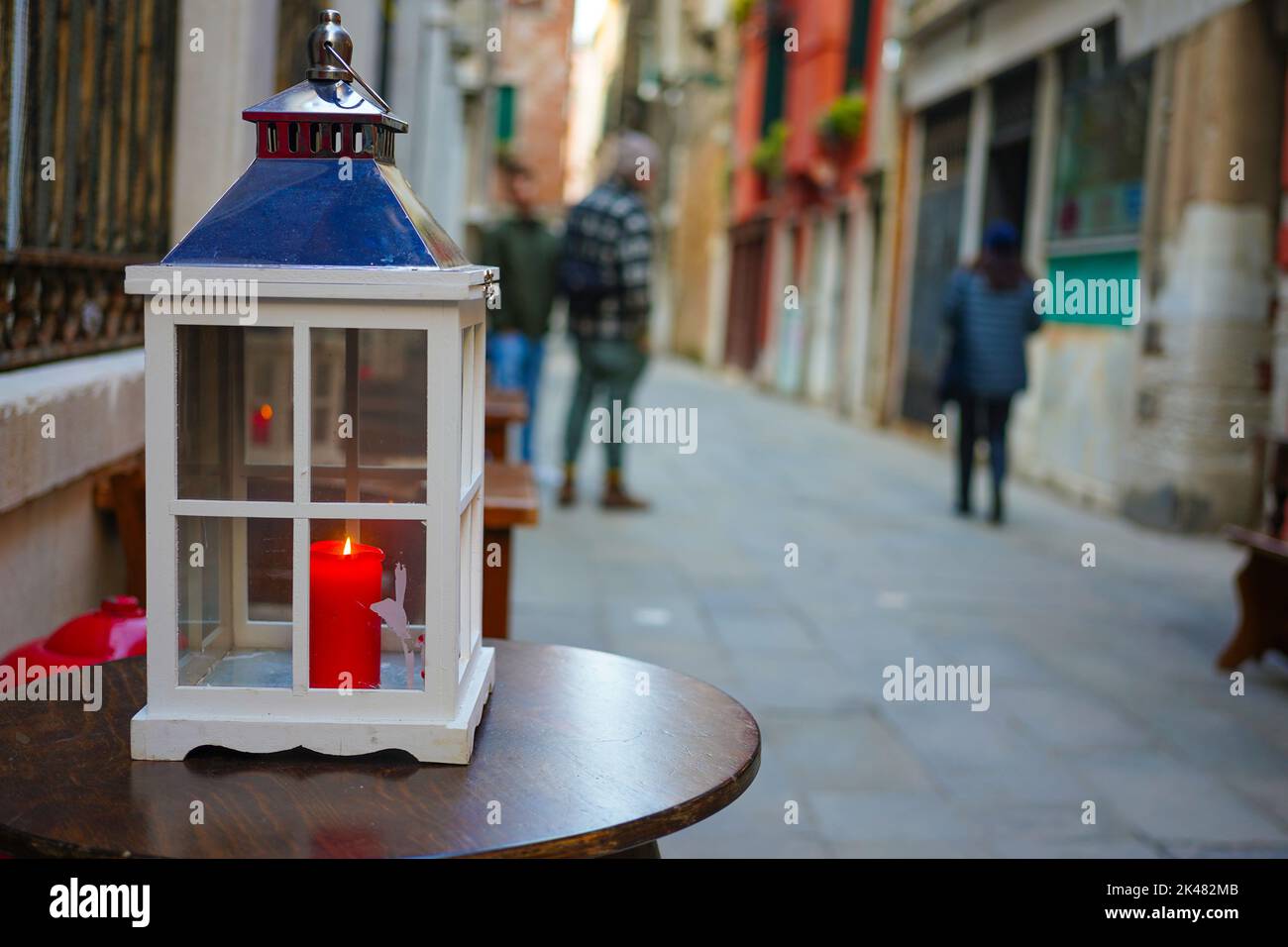 Una candela su un tavolo da caffè in un vicolo di Venezia, Italia Foto Stock
