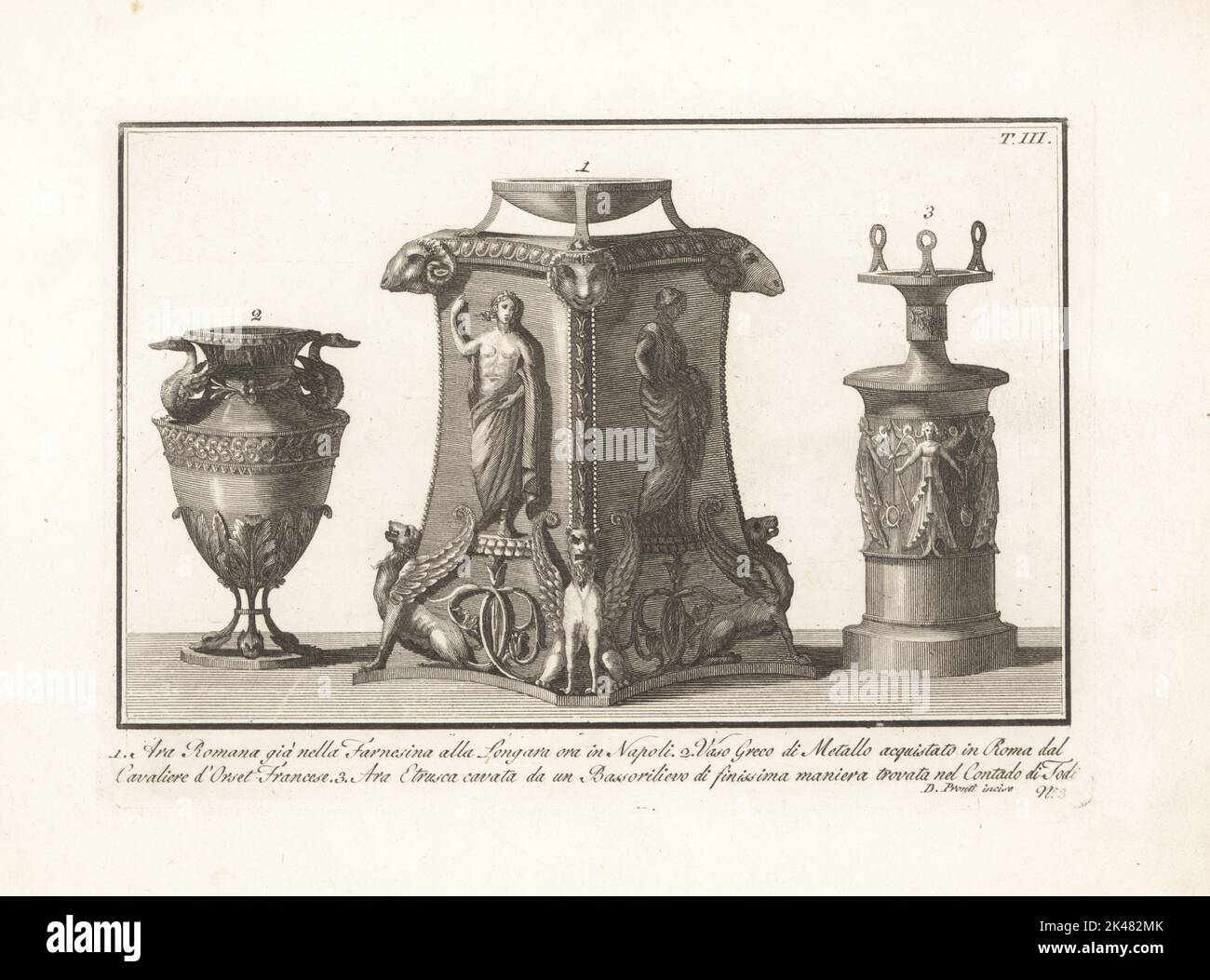 Altare romano a una dea con griffini e teste di montoni della Villa Farnesina alla Longara ora a Napoli 1, vaso di metallo greco acquistato a Roma da un cavaliere francese 2, altare etrusco copiato da un bel bassorilievo trovato in Todi 3. Incisione in copperplate di Domenico Pronti dalla sua nuova Collezione raffigurante costumi religiosi, civili e militari degli antichi Egizi, Etruschi, Greci e Romani, Nuova Raccolta Rappresentante i Costumi Religiosi Civili e Militari, Roma, 1805. Foto Stock