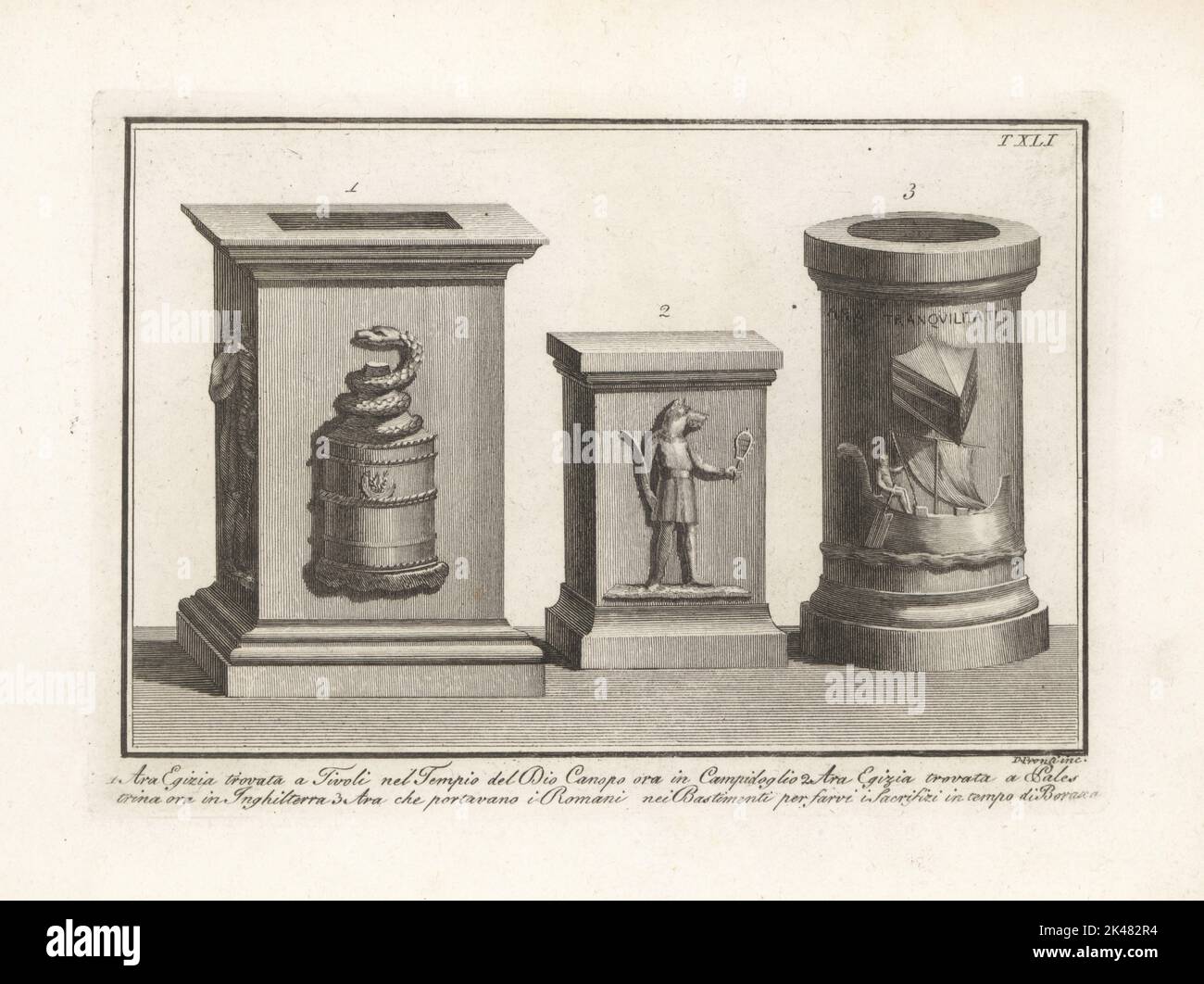 Altare egiziano con serpente trovato a Tivoli nel Tempio di Canopo ora nel Campidoglio 1, altare egiziano con dio a testa di cane Anubis che tiene un sistrum trovato in Palestrina 2, e altare nave romana o ara tranquillilitatis portato su vasi per sacrifici durante le tempeste 3. Incisione in copperplate di Domenico Pronti dalla sua nuova Collezione raffigurante costumi religiosi, civili e militari degli antichi Egizi, Etruschi, Greci e Romani, Nuova Raccolta Rappresentante i Costumi Religiosi Civili e Militari, Roma, 1805. Foto Stock