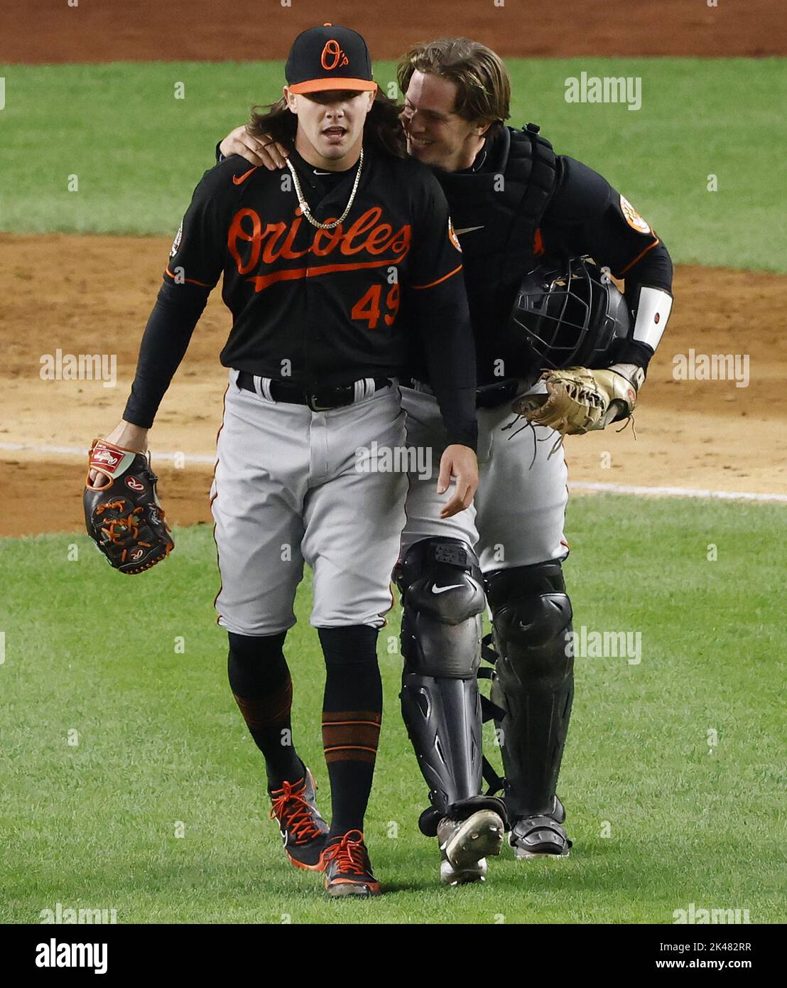 New York City, Stati Uniti. 30th Set, 2022. Il lanciatore Baltimore Orioles DL Hall si congratula con il catcher Adley Rutschman dopo aver colto il segno di New York Yankees Oswaldo Cabrera nella nona edizione per dare agli Orioles una vittoria 2-1 allo Yankee Stadium di New York City venerdì 30 settembre 2022. Foto di John Angelillo/UPI Credit: UPI/Alamy Live News Foto Stock