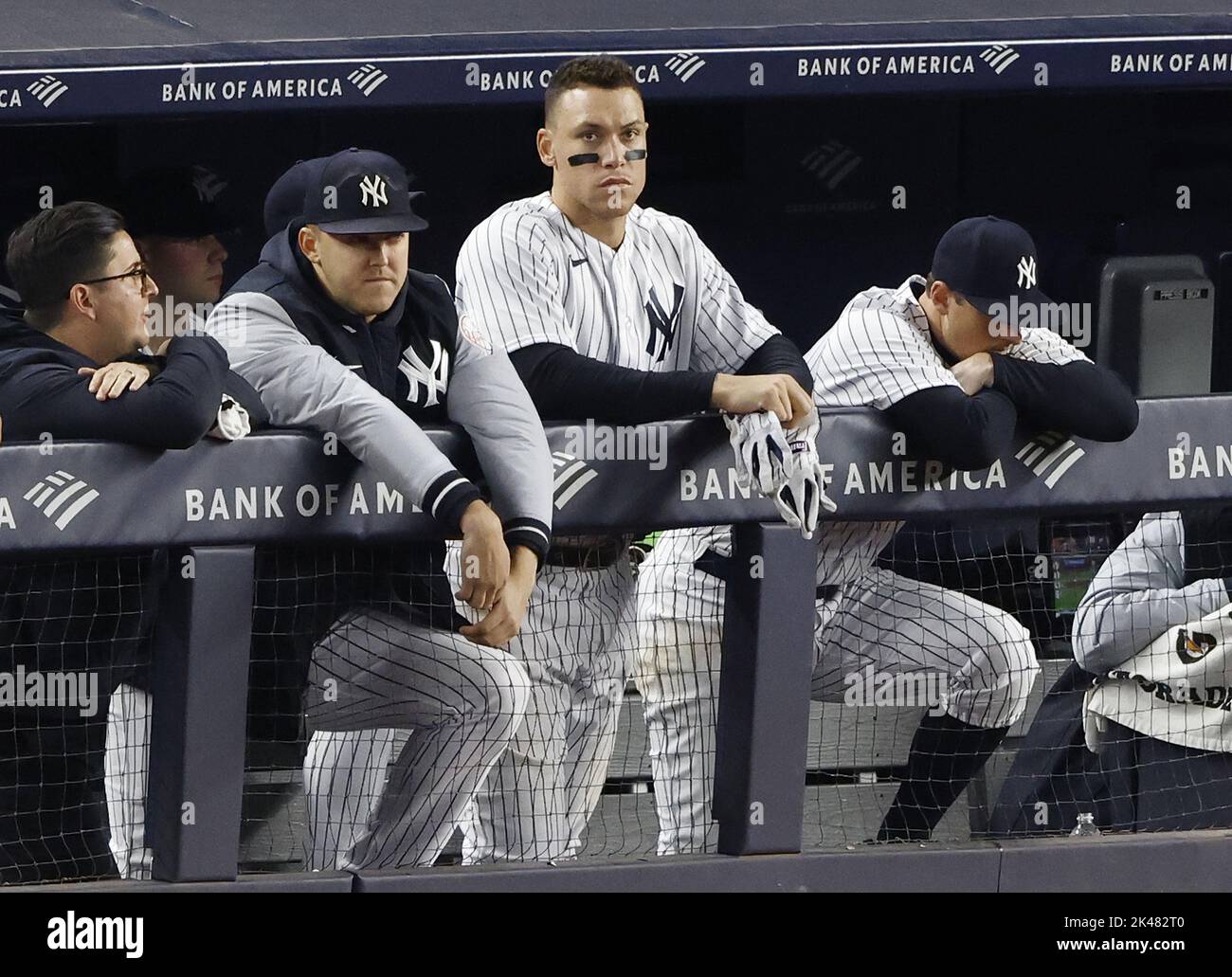 New York City, Stati Uniti. 30th Set, 2022. New York Yankees Aaron Judge guarda come il compagno di squadra Oswaldo Cabrera colpisce per terminare il nono inning e dare ai Baltimore Orioles una vittoria 2-1 allo Yankee Stadium di New York City Venerdì 30 settembre 2022. Foto di John Angelillo/UPI Credit: UPI/Alamy Live News Foto Stock