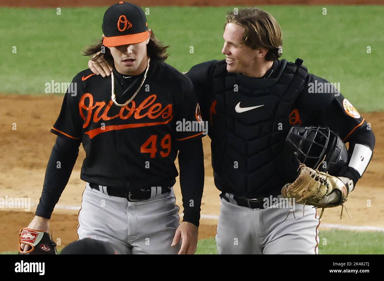 New York City, Stati Uniti. 30th Set, 2022. Il lanciatore Baltimore Orioles DL Hall si congratula con il catcher Adley Rutschman dopo aver colto il segno di New York Yankees Oswaldo Cabrera nella nona edizione per dare agli Orioles una vittoria 2-1 allo Yankee Stadium di New York City venerdì 30 settembre 2022. Foto di John Angelillo/UPI Credit: UPI/Alamy Live News Foto Stock