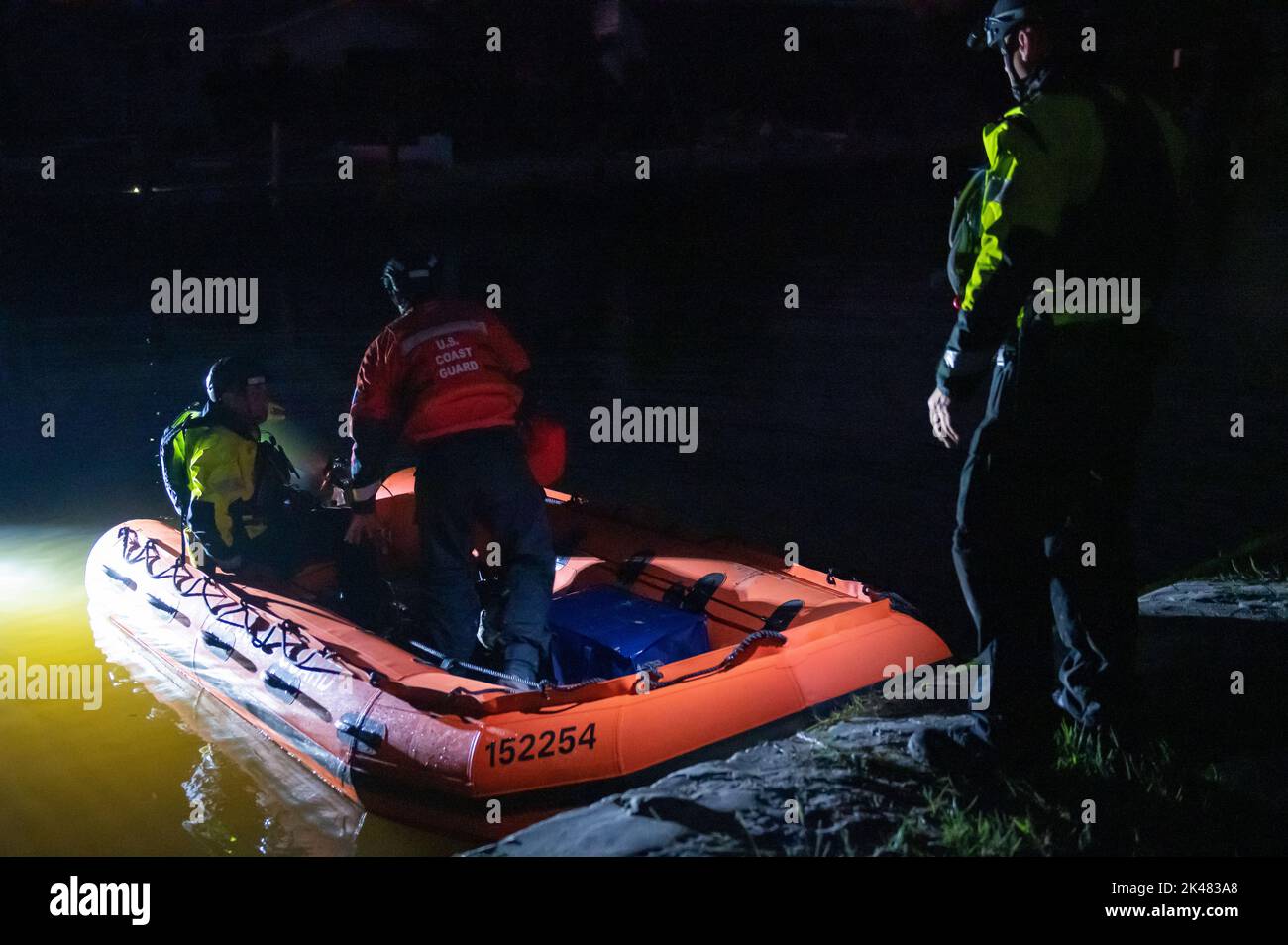 Il personale della Guardia Costiera assegnato alle squadre di Gulf, Atlantic e Pacific Strike lancia barche a bassa profondità per cercare persone non contabilizzate il 29 settembre 2022 a Fort Myers Beach, Florida. Le squadre della Guardia Costiera si sono mobilitate nelle aree colpite dall'uragano Ian per effettuare ricerche e soccorsi urbani. (STATI UNITI Guardia costiera foto di Petty Officer 3rd Classe Gabriel Wisdom) Foto Stock