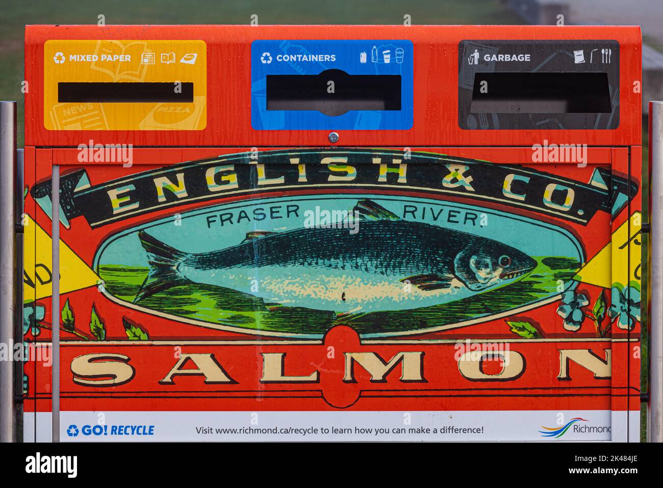 Contenitore per il riciclaggio coperto da un'etichetta di salmone in scatola lungo il lungomare di Steveston nella British Columbia Canada Foto Stock