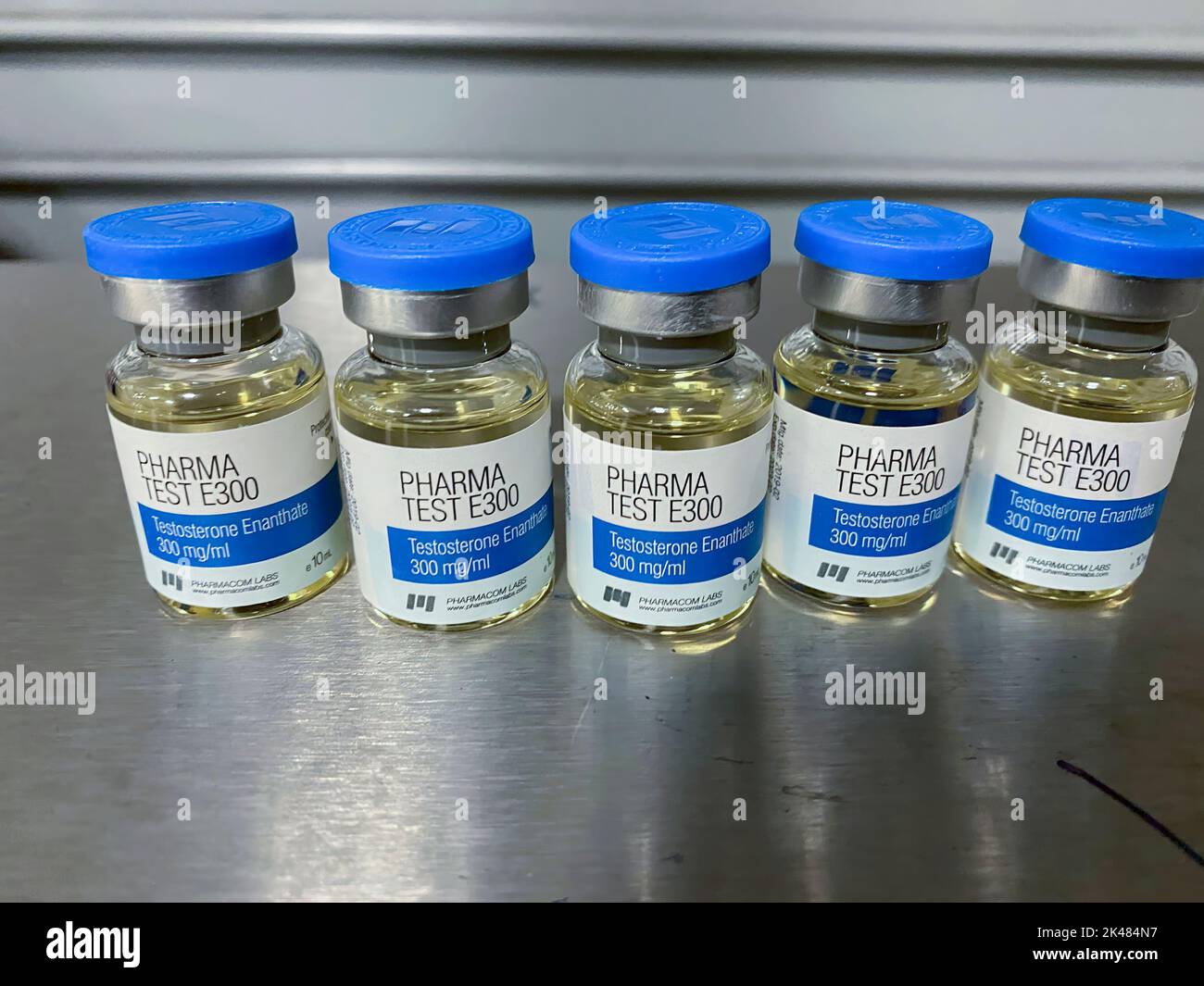 Il personale della CBP presso l'International Mail Facility di Miami, Florida, ha sequestrato questi steroidi in un pacco dalla Cina durante l'operazione Mega Flex. Operation Mega Flex è un'iniziativa interagenzia guidata da CBP per identificare e interdire le spedizioni illecite negli ambienti di posta internazionale e spedizione espressa attraverso ispezioni a lungo termine. I sequestri Mega Flex hanno incluso merci contraffatte, narcotici illegali, documenti di identità falsi, prodotti vegetali e animali vietati e altri oggetti che minacciano la salute e la sicurezza dei consumatori, compromettendo la competitività delle aziende statunitensi. Foto Stock