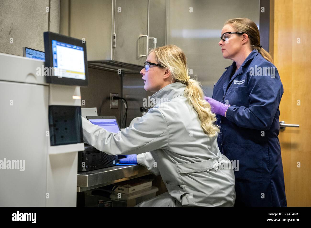 Gli scienziati con i laboratori CBP e i servizi scientifici effettuano test sui farmaci presso il laboratorio operativo del porto di Nogales Forward, 28 giugno 2021. Foto CBP di Jerry Glaser. Foto Stock